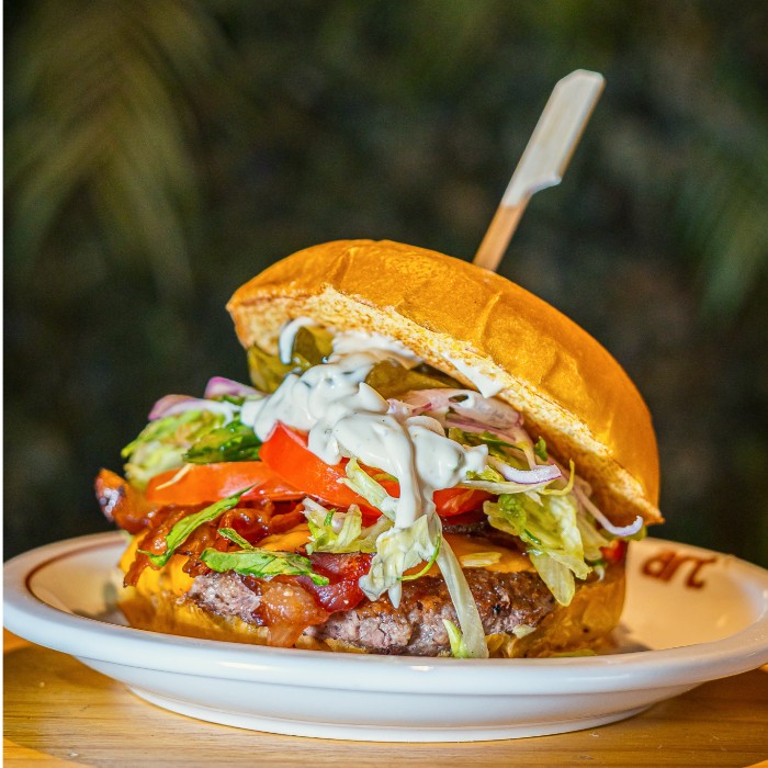 Tasty Bacon: smash com bacon, queijo e salada no pão brioche